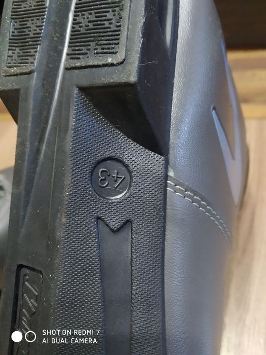 Продам лыжи беговые с батинками