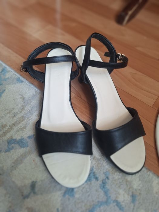 Продам  босоножки