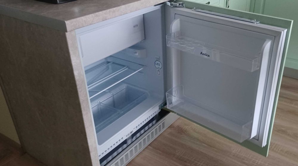 Хладилник Amica за вграждане НОВ НЕИЗПОЛЗВАН  111л, 81.8x59.6x55см