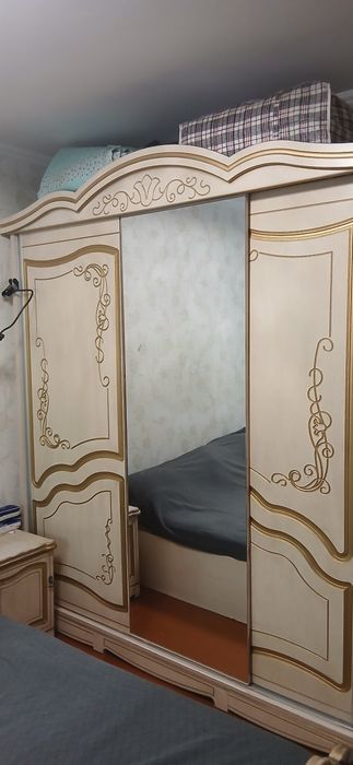 Спальный мебель в среднем состояние