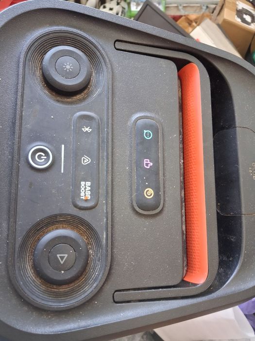 Boxa JBL Partybox club 120 cu acumulator, care dureaza 8 are, radio,stik,card,bluetooth,etc.perfect functionala