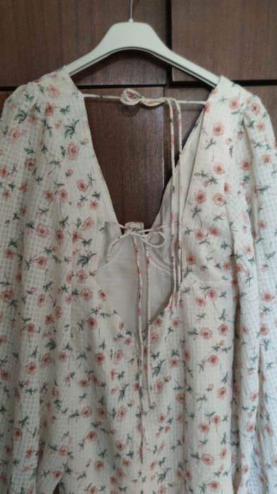 Kiss the sky рокля флорални мотиви/ цветя/ гол гръб/ буфан ръкави