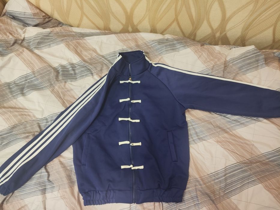 Темно синия зипка