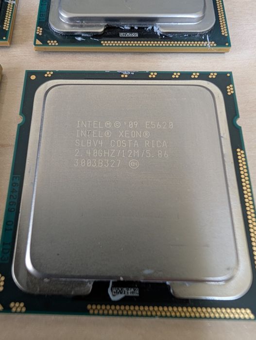 4 procesoare Intel Xeon E5620 2.4Ghz 4 core socket 1366