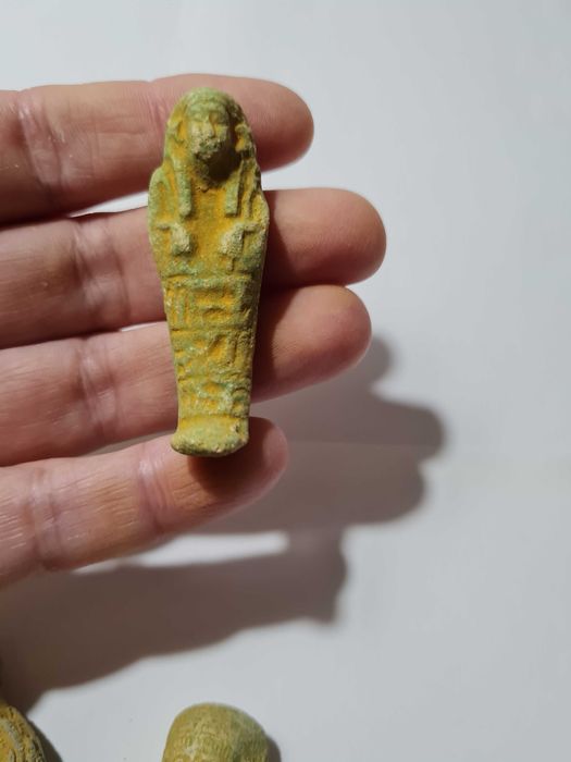 4 statuete egiptene din teracotă arsă