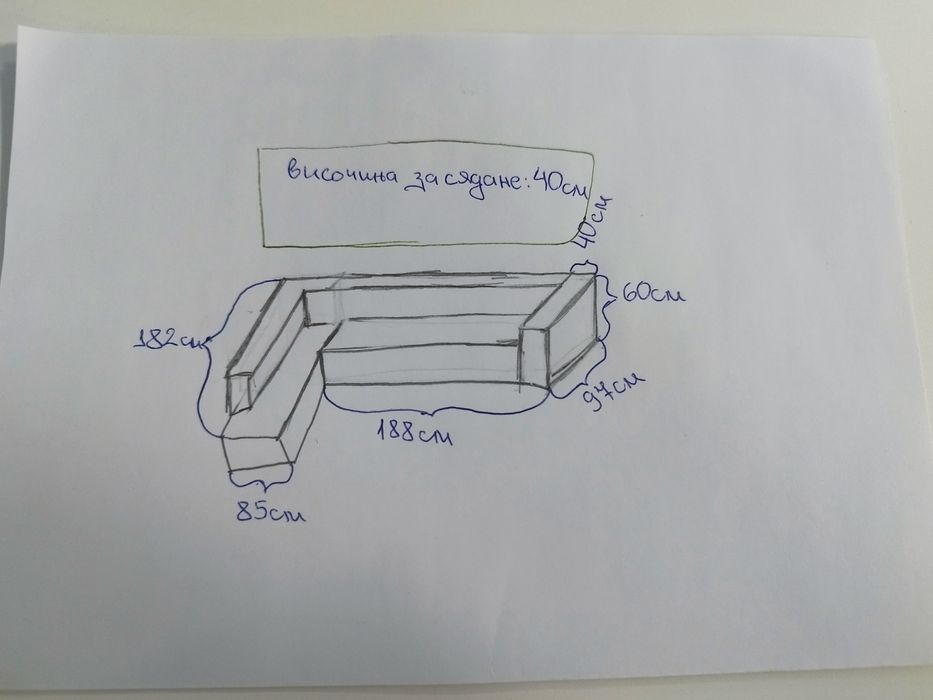 Бял кожен диван с възглавници