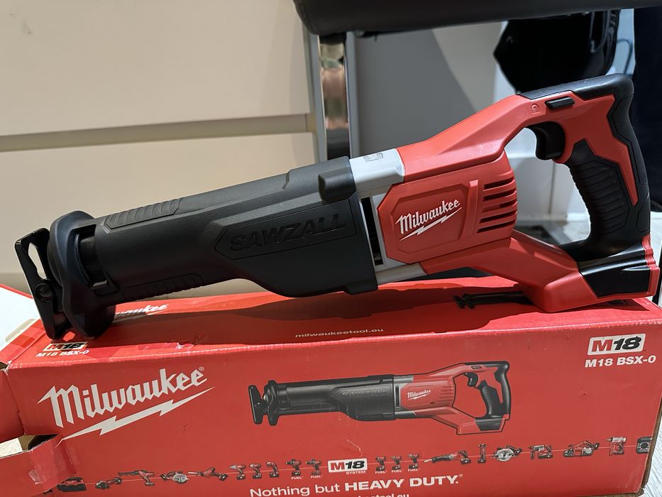 Fierăstrău sabie Milwaukee M18 BSX , produs nou , fabricatie 2025