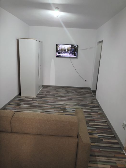 Ofer spre inchiriere garsoniera situata pe strada sovata  etajul 1