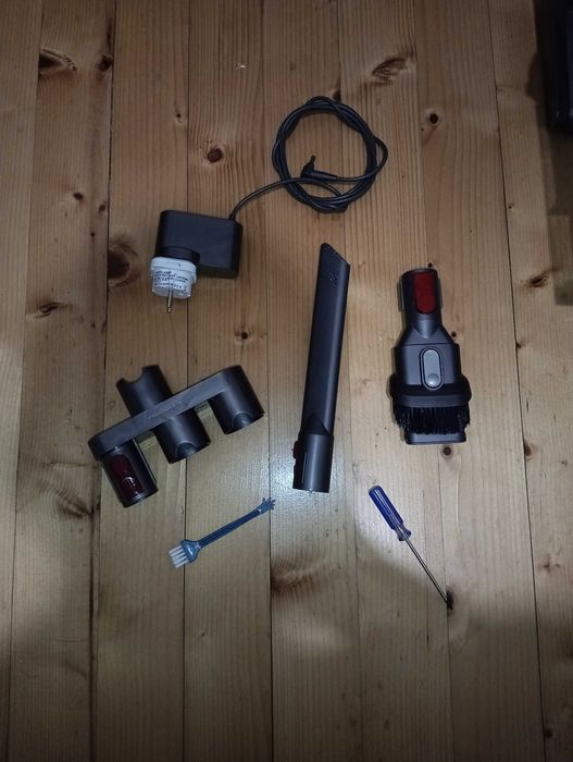 Отлична прахосмукачка Дайсън V11 с добра батерия и аксесоари