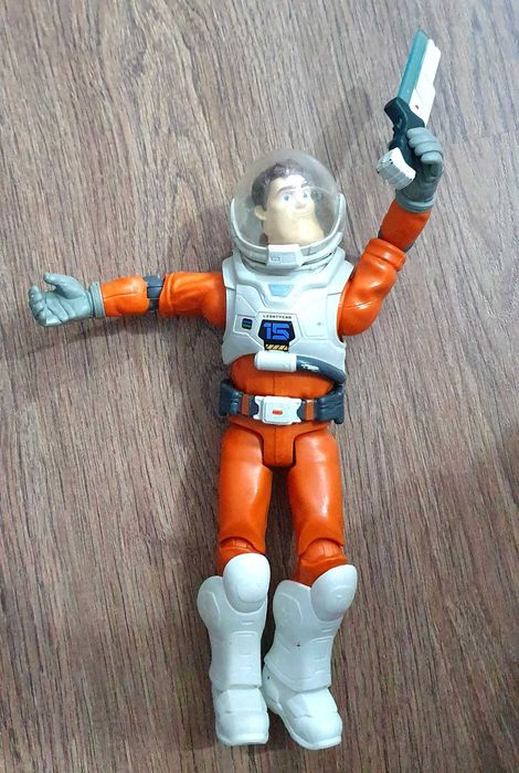 Figurina Deluxe Lightyear, Buzz si Echipament Spatial, 7 piese