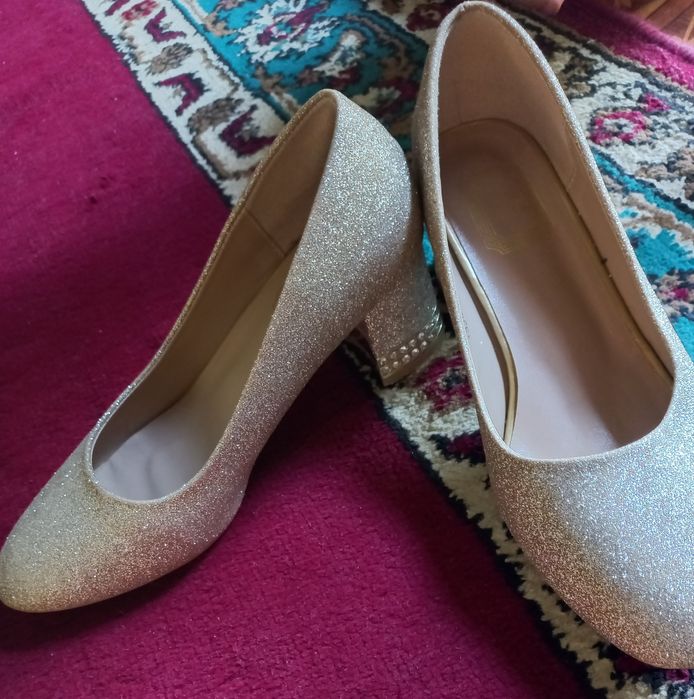 Kelinlar oyoq kiyimi