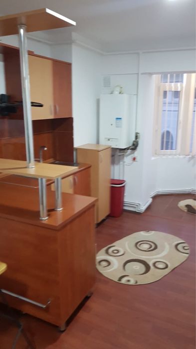 Vând apartament 2 camere spațios, etaj 1, poziție excelentă