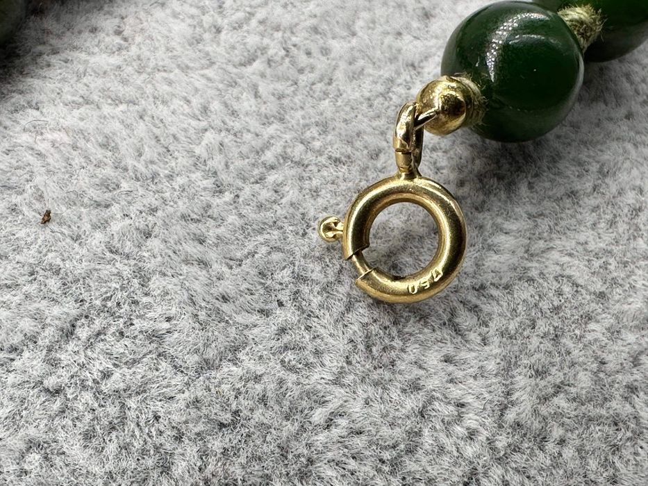 Colier cu jad verde si inchizatoare din aur de 18k