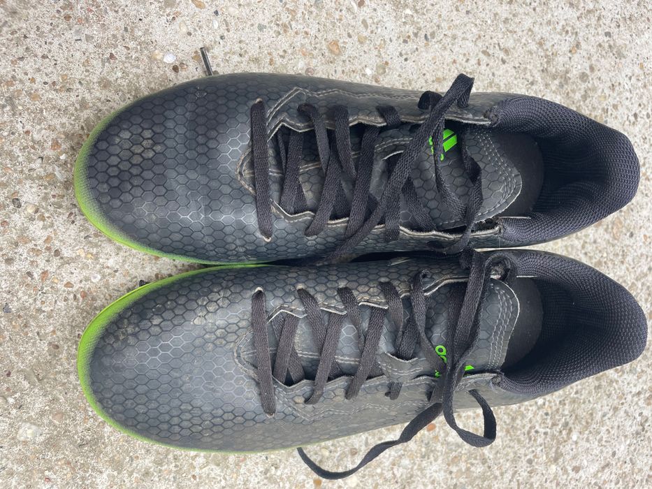 Бутонки футболни обувки