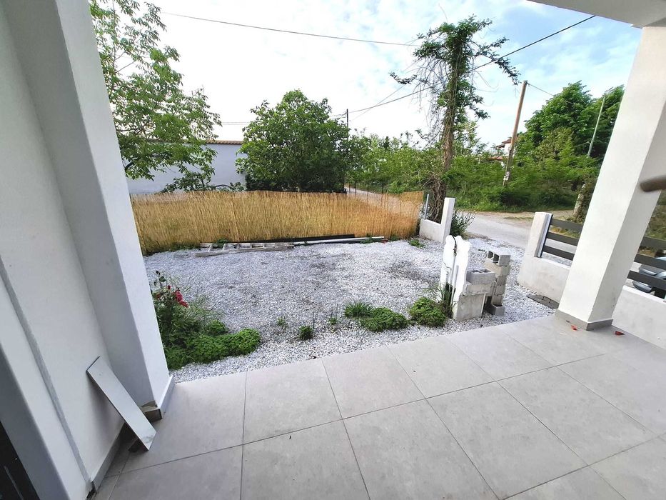 Продава реновирана къща 70 м2 с двор 200 м2 в Аспровалта