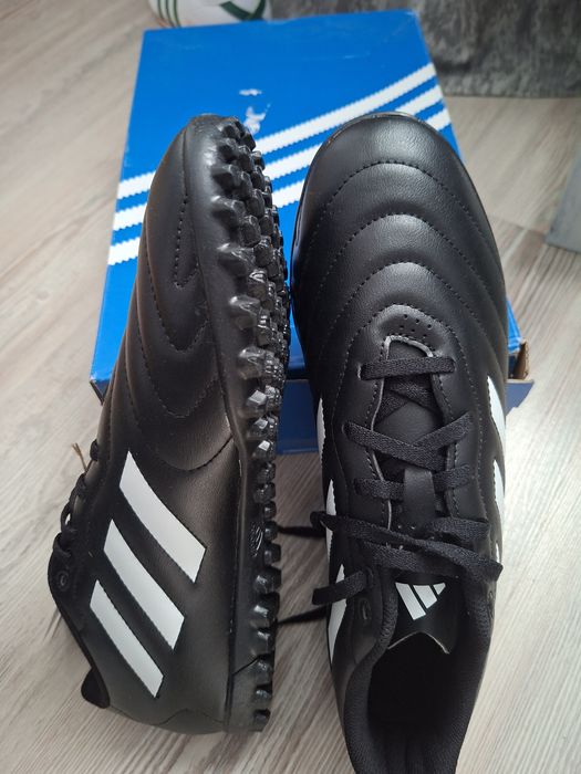 Ghete de fotbal sala sau gazon sintetic