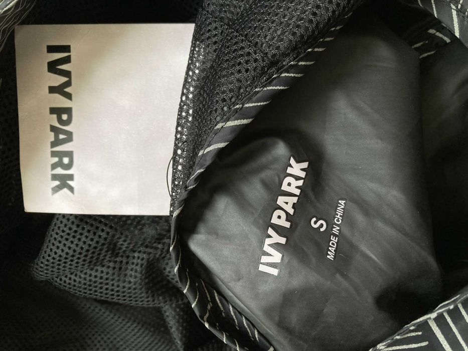 НОВО Ivy Park Reflective Print Showerproof женско елече елек размер S