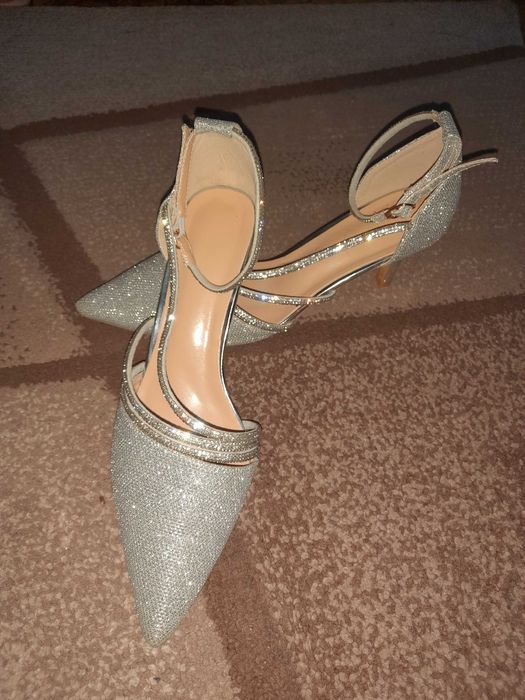 Сребърни обувки на среден ток