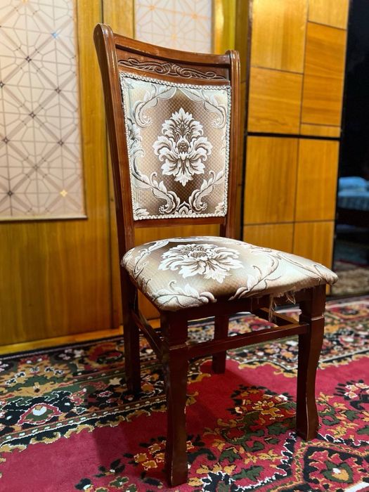 Стулья, ковры, камоды