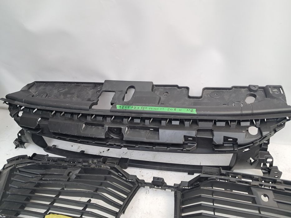 Решетка в броня  предна лайсна броня Peugeot 2008 Peugeot 208