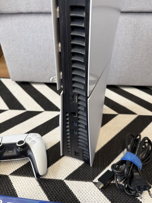 КАТО НОВ Play Station 5 Slim Diac с 1 джоестик  и 4 игри