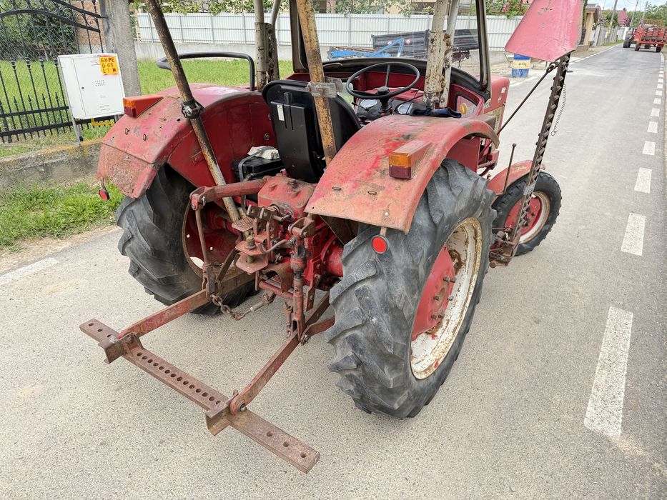 Tractor International 353 cu cositoare !