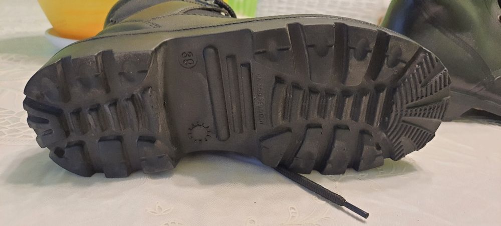 Продавам летни полицейски кубинки номер 39