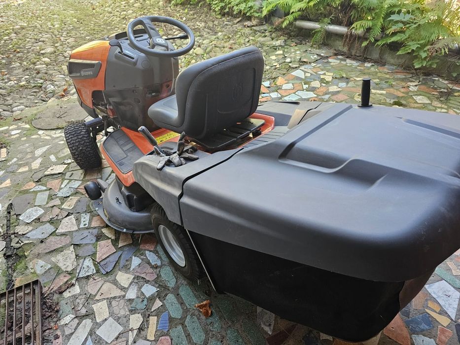 Vând tractor de tuns gazon Husqvarna TC242 – aproape nou, doar 5 ore d