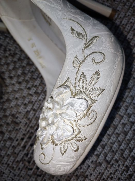 Туфли цвета слоновой кости