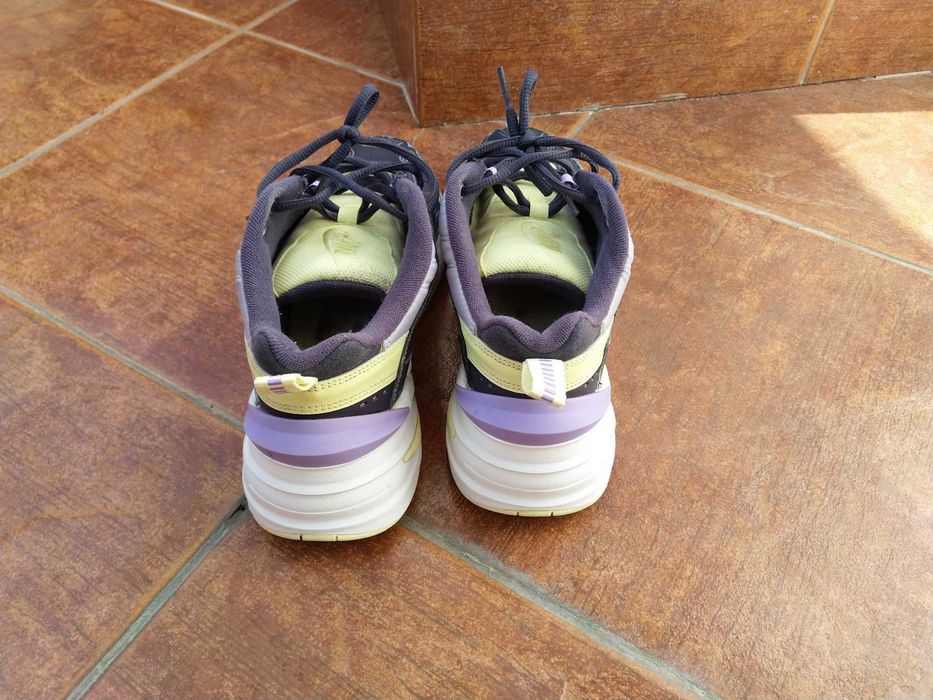 Vând o pereche de adidași Nike, într-o stare foarte bună, mărime 40.