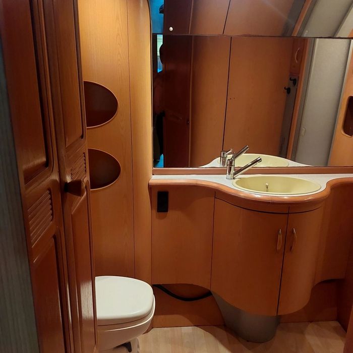 Продавам каравана Hobby Prestige, модел 2005 година