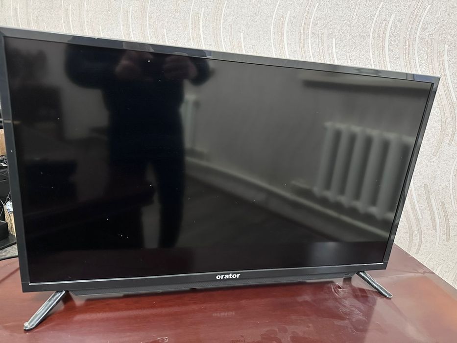 офисный шкаф и телевизор