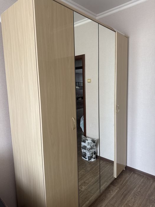 Шкаф бежевый с зеркалами