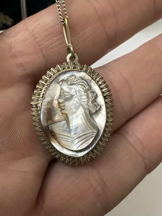 Colier argint, lant si pandantiv cu camee din scoica. Vechi