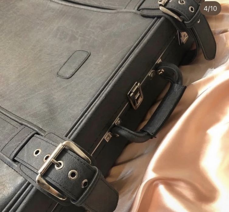 Geamantan vintage cu o culoare deosebită, prezintă roți