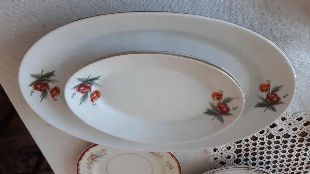 Елипсовидни  и чинии ,кани  и  етажерка за стена