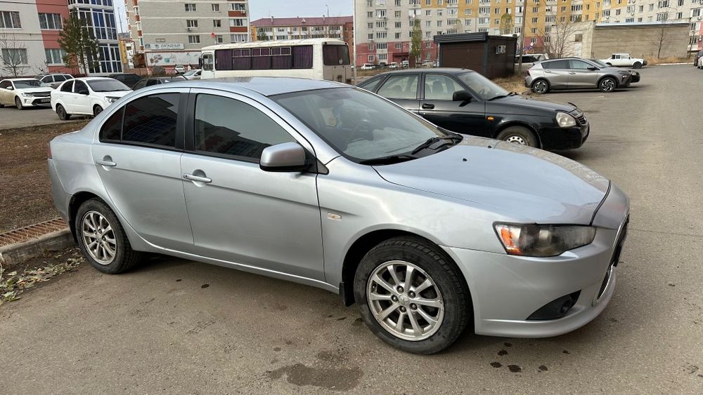 Машина Лансер  2011