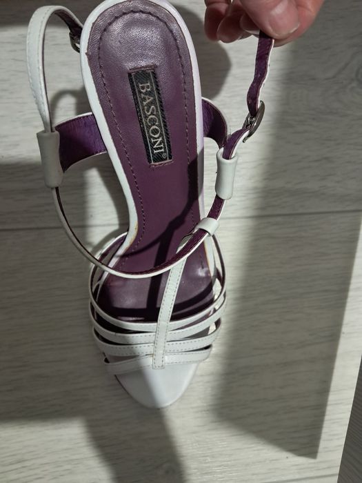 Продам BASCONI босоножки в идеальном состояние