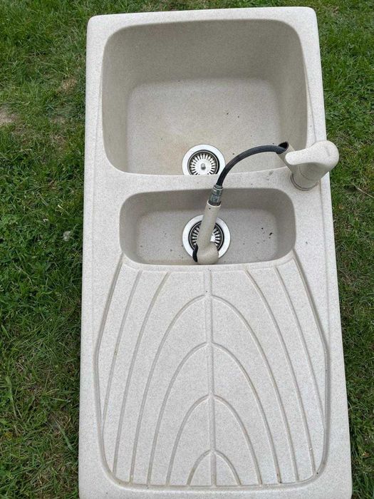vand chiuveta de bucatarie din compozit, culoare bej , cu doua cuve si baterie in culoare, foarte putin folosita, arata impecabil