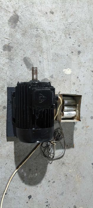 Vând motor trifazic cu cutie condensatori pentru funcționare la 220 v