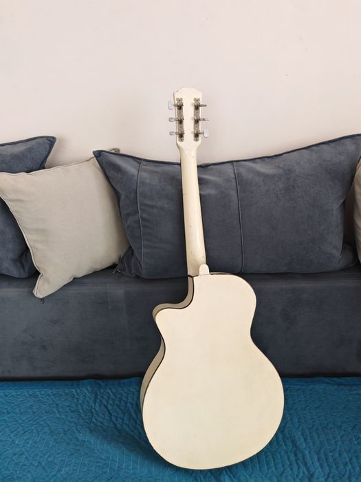 Продам гитару не дорого