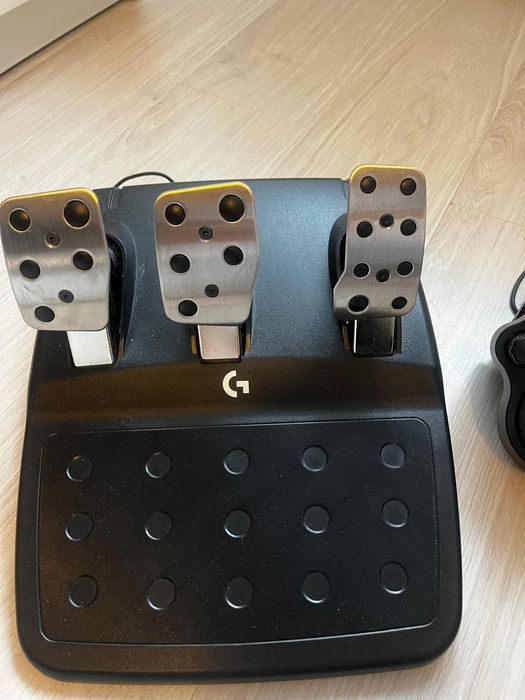 Vând monitor si volan,pedale,schimbator,joc! Se pot vinde si separat!