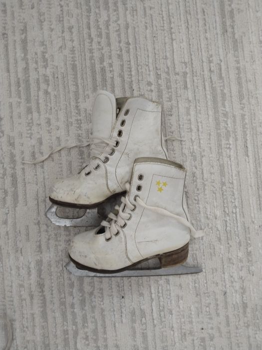 Продам лыжные костюмы и коньки