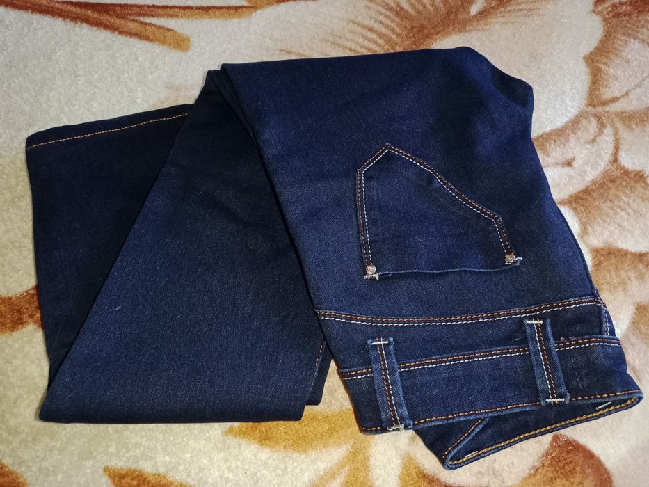 Джинсы на стройную девочку 10-13 лет.