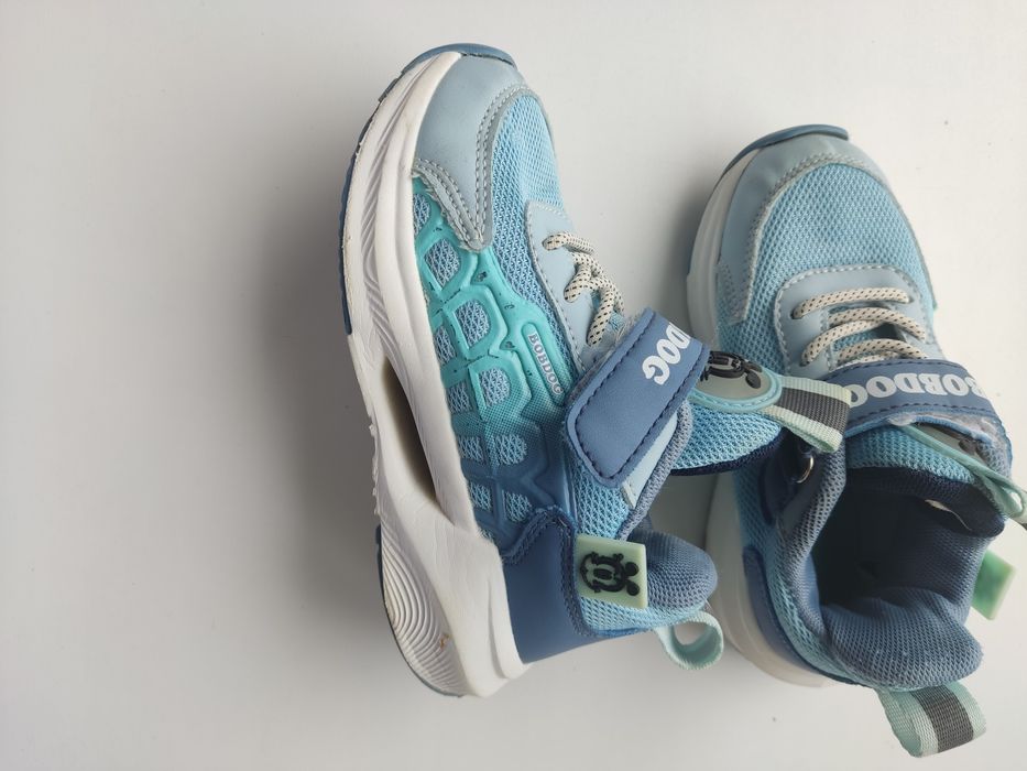 Детские кроссовки р. 28