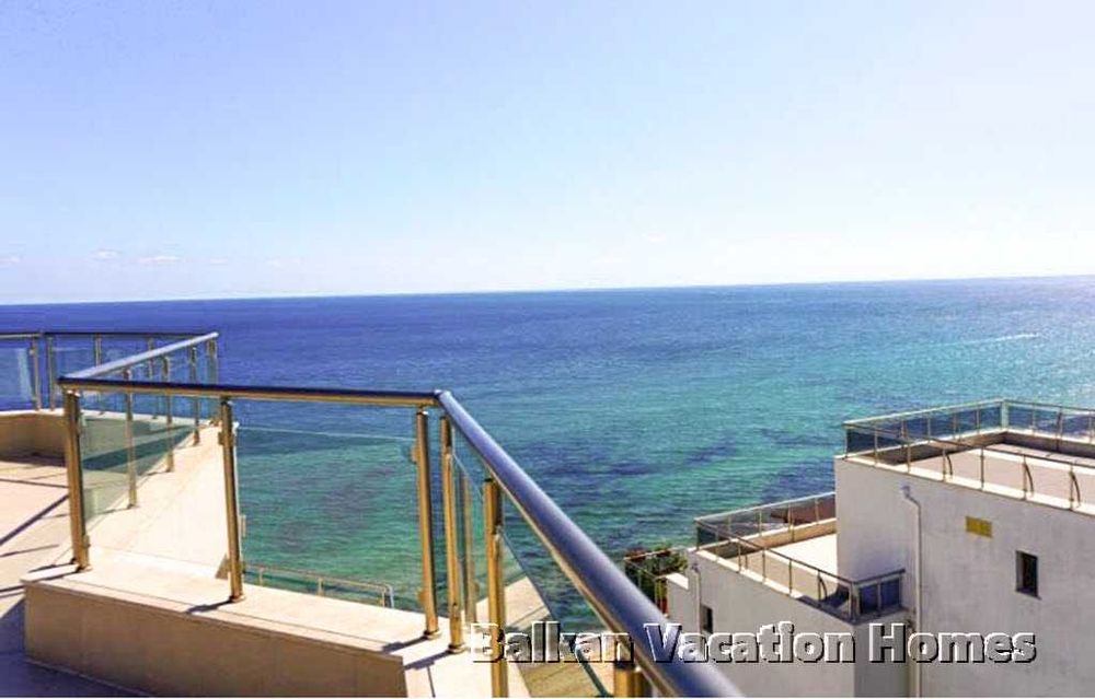 Двустаен апартамент с голяма покривна тераса – на 100 м от морето