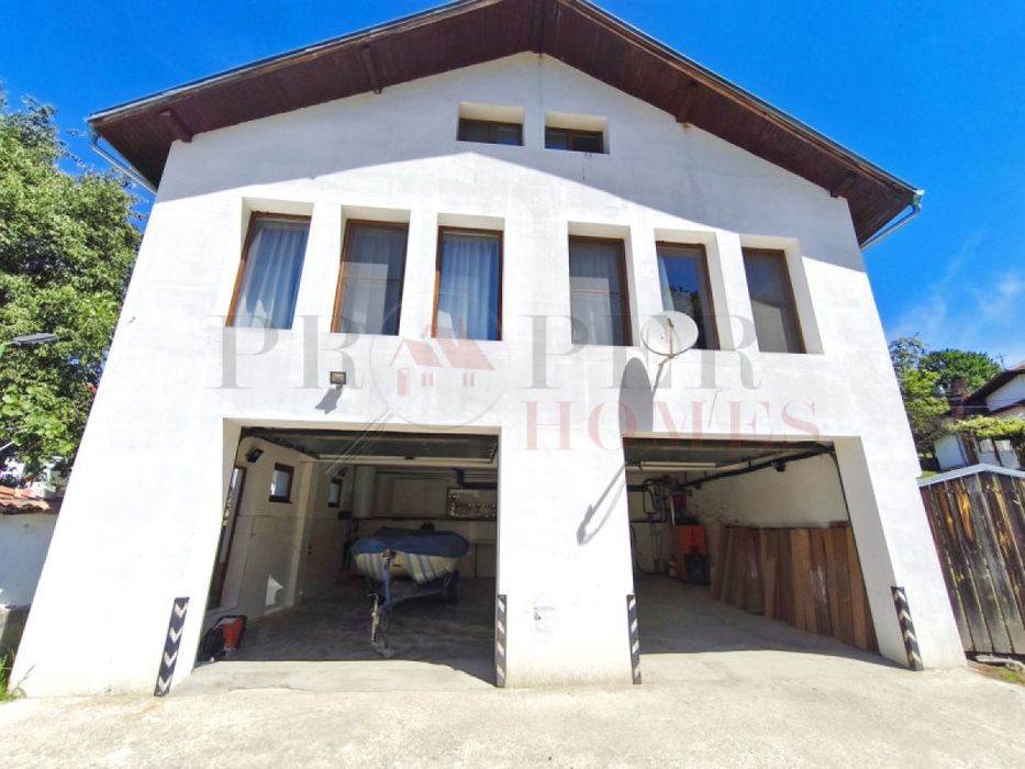 Продажба Къща гр. Елена - с. Донковци 280m² и двор 5880m²