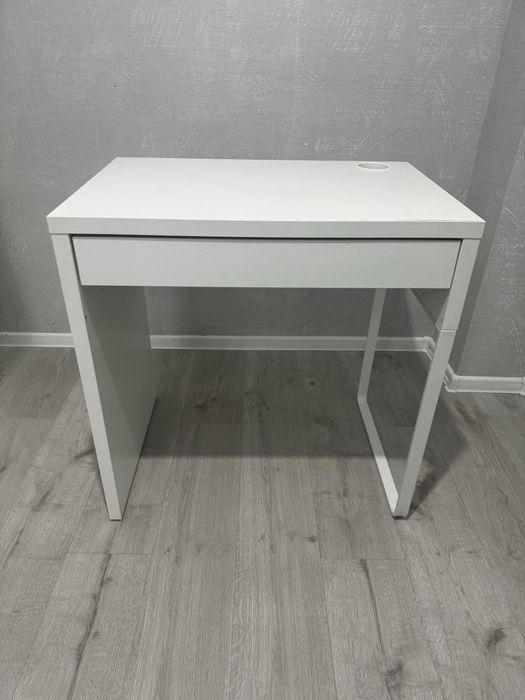 Стол для макияжа,есть стульчик