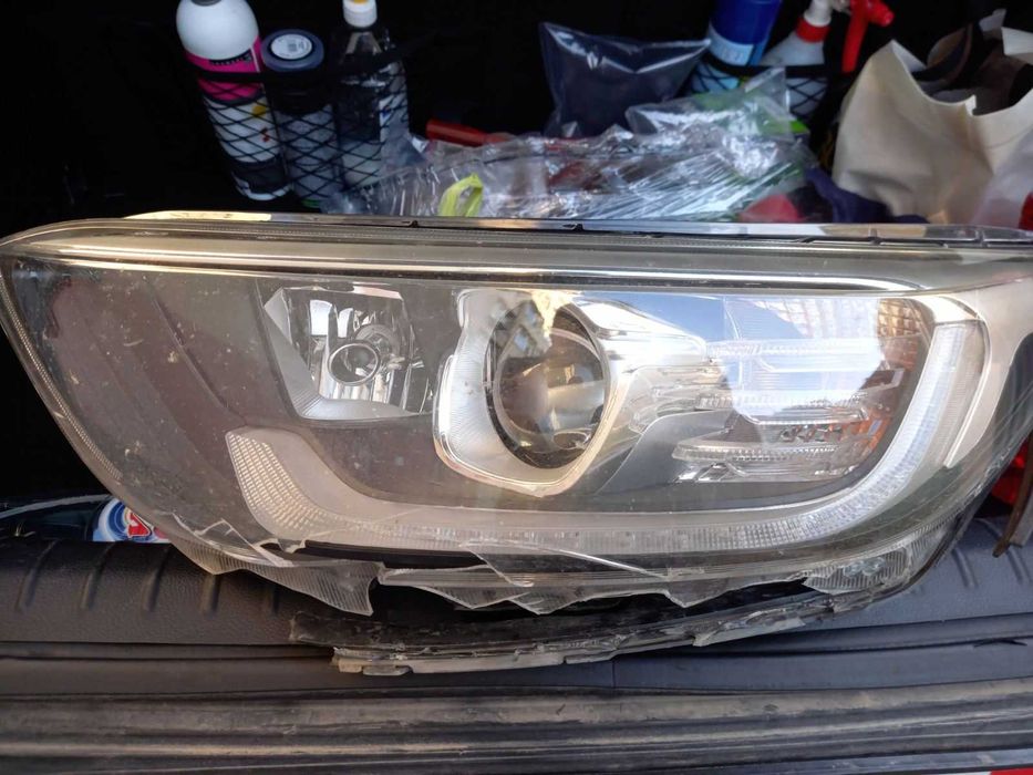 Kia stonic Кия стоник ляв фар счупено стъкло и стоп