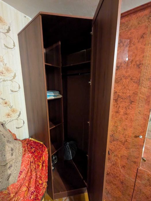 Продам угловой шкаф с зеркалом